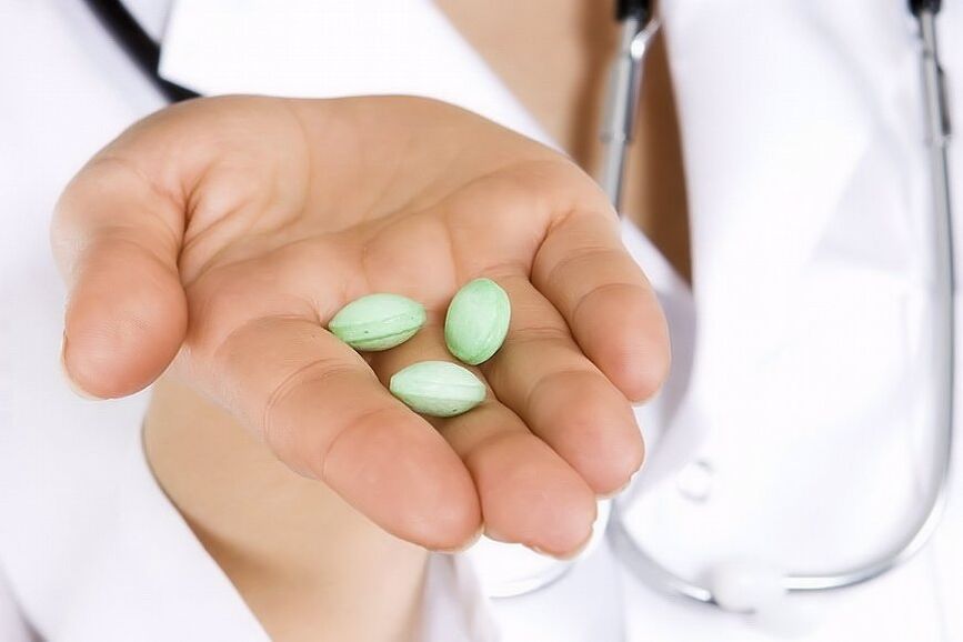 лекар предлага хапчета за болки в кръста